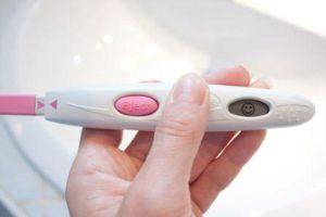 Тест на беременность - фото. Женская фертильность.  Имплант - центр ЭКО в Украине